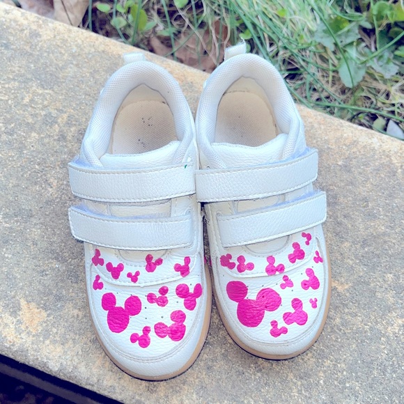 Custom painted Minnie Mouse toddler sneakers - Picture 3 of 4